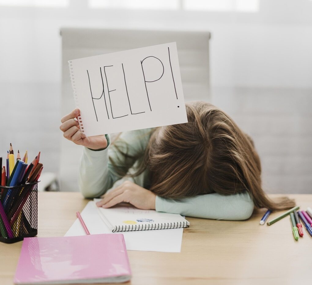 little-girl-holding-help-message-white-paper_klein