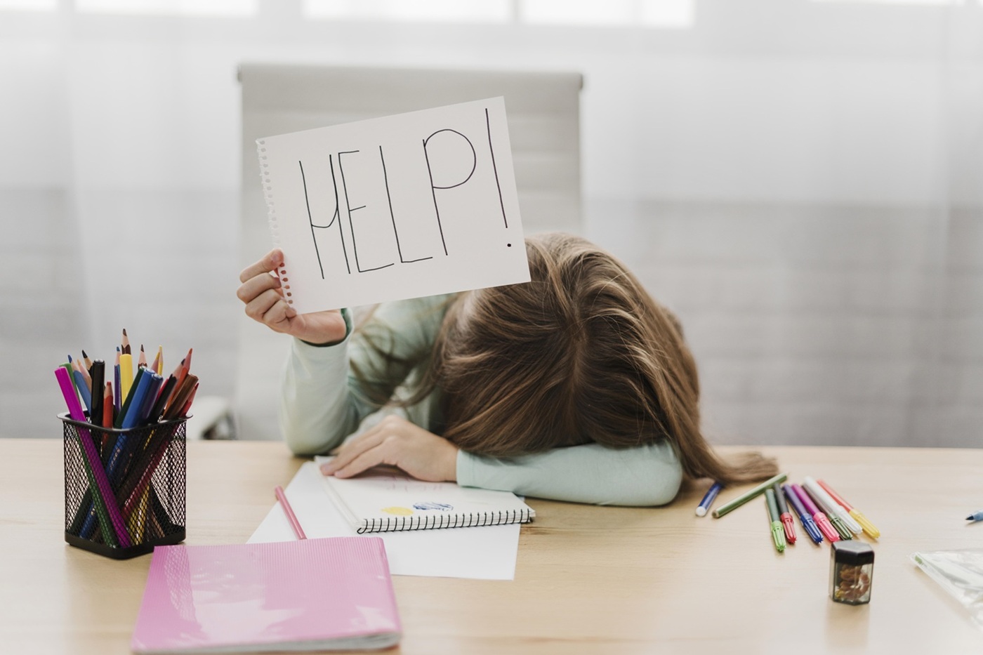 little-girl-holding-help-message-white-paper_klein
